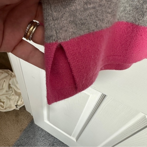 Lord & Taylor 2-ply cashmere collared v-neck top, pink/gray, no size tag - Picture 6 of 9